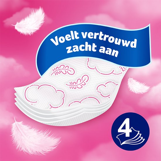 Wit toiletpapier met roze veertjes en wolkjes patroon. "Voelt vertrouwd zacht aan" staat op de blauwe band.