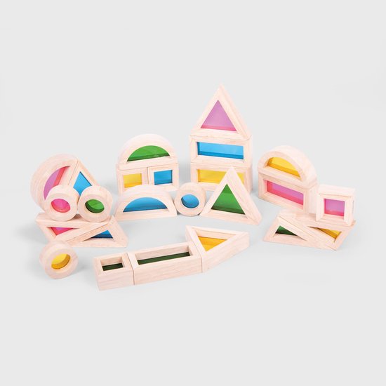 Blocs en bois à vitres colorées, assemblés en tour, maison et autres structures.