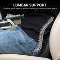 Man zit in auto, lendensteunkussen ondersteunt de ruggengraat. Zwart kussen met structuur.