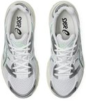 Bovenkant van witte ASICS Gel-1130 sneakers met zilveren en mintgroene accenten.
