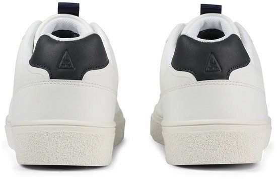 Achterkant van twee witte sneakers met navy hielstukken met een driehoekig detail.