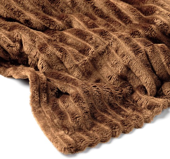 Bruin geribbelde plaid van zachte stof, gedetailleerd met verticale ribbels en textuur.