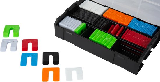 Set van uitvulplaatjes in diverse kleuren: groen, wit, rood, blauw, zwart, oranje, in een zwarte opbergbox.