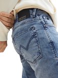 Blauwe denim jeans met een zwarte 'DENIM TOM TAILOR' patch op de achterkant.