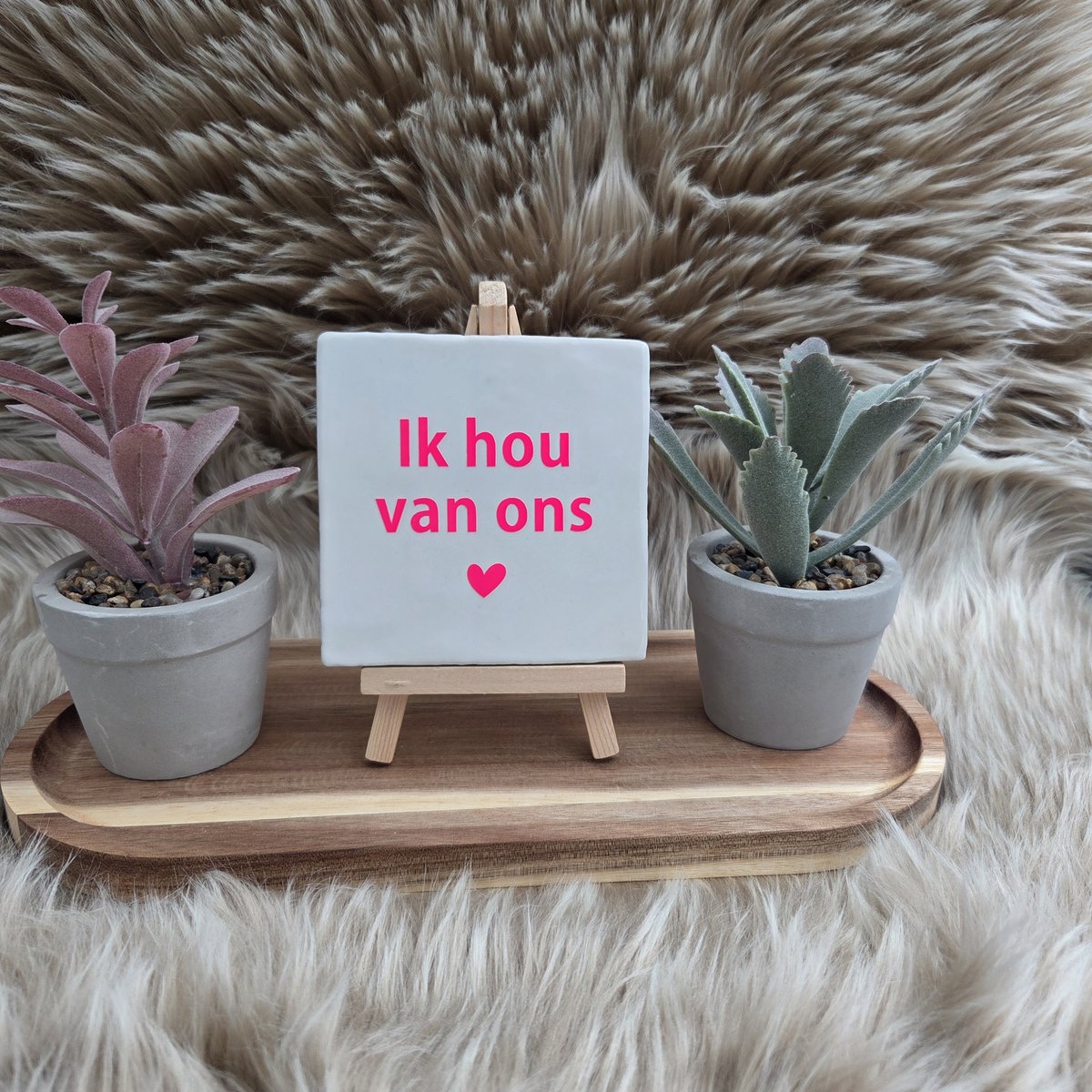 CreaCraft Robuust Wenstegeltje – Ik Hou van Ons – Hip trendy tegeltje – 10x10 cm – Cadeau voor Partner, Valentijn of Jubileum – Stijlvol en Persoonlijk Woonaccessoire - Zomaar - Voor jezelf - Deco – Trendy nu – Decoratief Tegeltje met Standaard – Cadeau Idee Wit/Fel roze