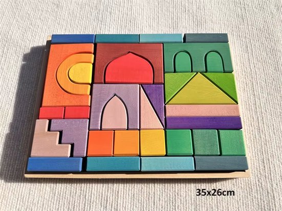 Houten bouwblokken met architectonische vormen in regenboogkleuren, op een dienblad (35x26cm).