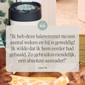 Een close-up van een luieremmer in een kinderkamer, met een tekstballon met een positieve recensie van Laura.