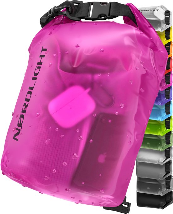 Een roze Nordlight dry bag met inhoud: airpods en smartphone. Druppels op de tas. Achtergrond met andere kleuren.