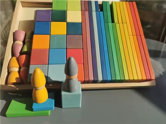 Houten blokken in tray - Houten kaboutertjes - Houten blokjes - Houten plankjes - Regenboogkleuren - 50 blokken, 6 kabouters, 1 tray - 35 cm x 27 cm - Open einde speelgoed - Educatief montessori speelgoed - Grapat en Grimms style van Houten — afbeelding 3