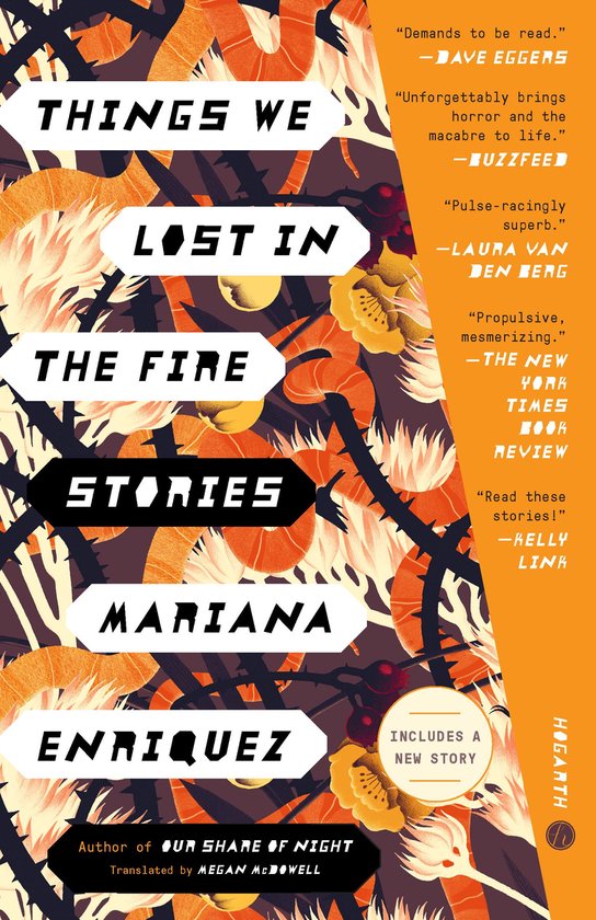 Boek "Things We Lost in the Fire" van Mariana Enriquez, met abstracte bloemen en bladeren in oranje, geel en bruin.