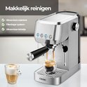 Zilverkleurige espressomachine met 'Makkelijk reinigen' tekst, kopjes koffie.