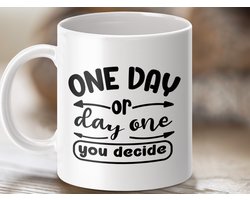 motivational quote, inspirerende mok, one day or day, you decide mug, positieve vibe, gift voor haar, gift voor hem, daily inspiration, unieke koffiemok, krachtige boodschap, motiverende tekst, actie ondernemen, dromen najagen