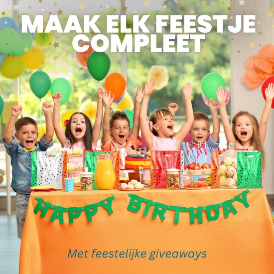 Kinderen met verjaardagstaart en ballonnen, met feestelijke uitdeelzakjes en giveaways.