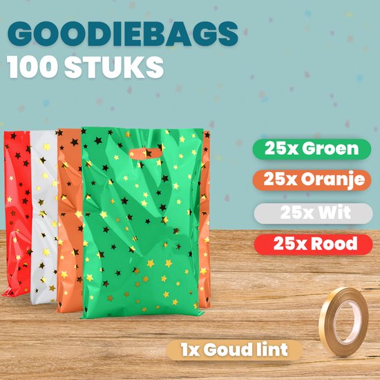 Vier kleuren uitdeelzakjes met gouden sterren: 25 groen, 25 oranje, 25 wit en 25 rood.