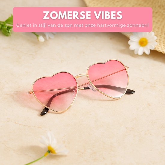 Roze hartvormige zonnebril met gouden montuur op een lichte achtergrond met bloemen. "ZOMERSE VIBES"