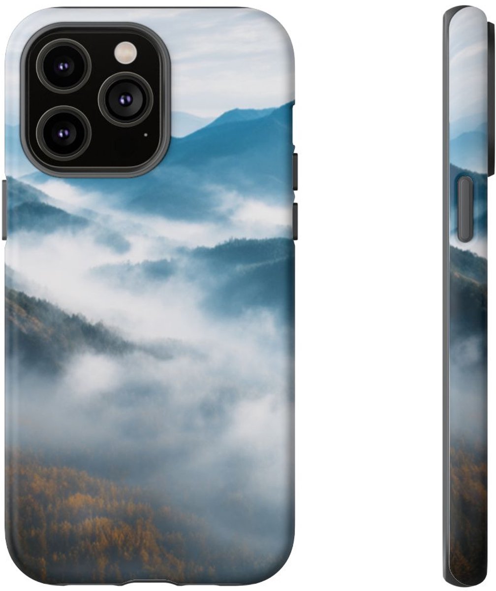 Mysterieus Berglandschap met Mist – Telefoonhoesje Geschikt voor iPhone 14 Pro Max