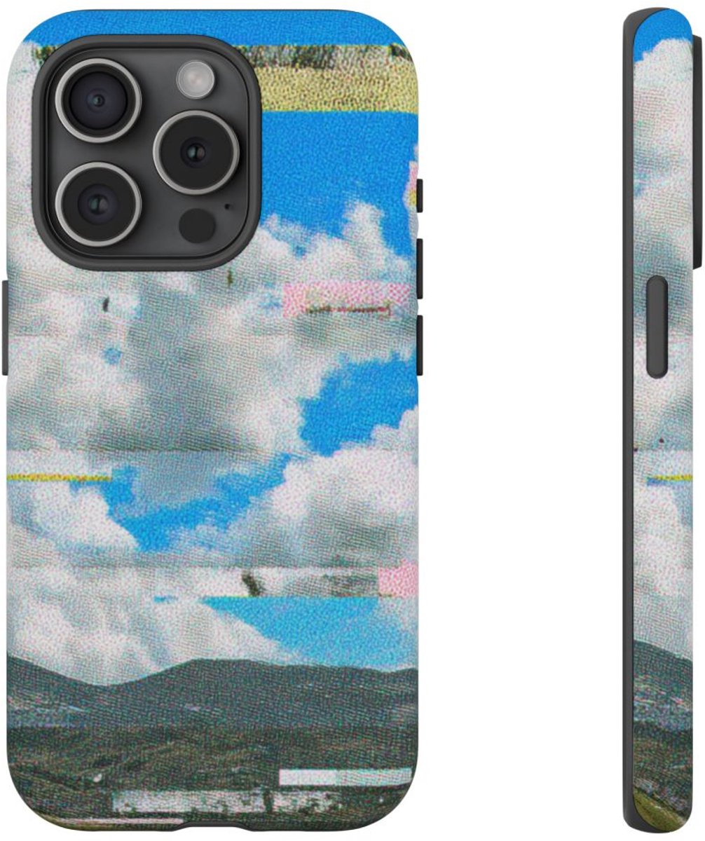 Glitch Effect Wolkenlucht met Bergen – Telefoonhoesje Geschikt voor iPhone 15 Pro