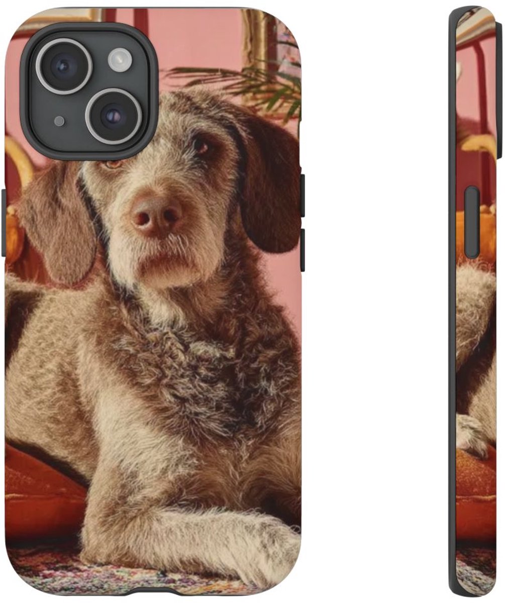 Bruine Hond Ontspant Binnen – Telefoonhoesje Geschikt voor iPhone 15