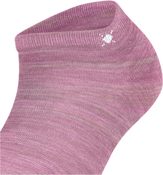 Detail van roze Burlington enkelsokken met fijne strepen en klein wit logo.