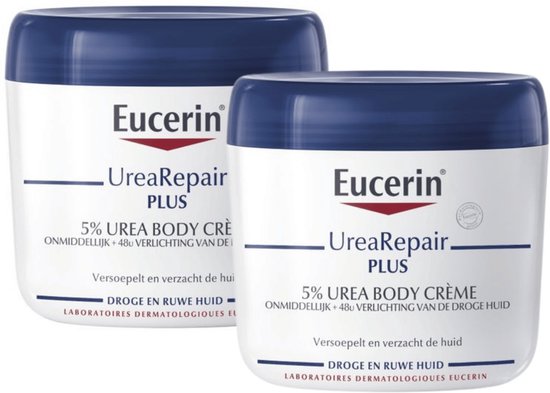 Twee witte potten met blauwe deksels van Eucerin UreaRepair PLUS 5% Urea Body Crème, voor de droge en ruwe huid.