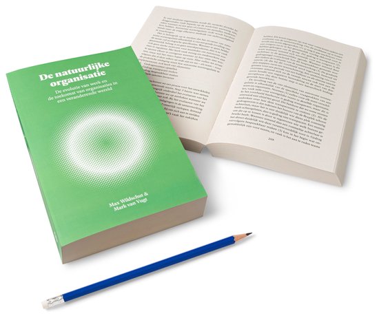 Een groen boek met de titel 'De natuurlijke organisatie' ligt naast een open boek en een blauwe potlood.