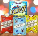 Doos van het spel Flip 7 met op de achtergrond bokehlichten. Op de voorgrond liggen een rode 'TWEEDE KANS', blauwe 'VAST' en gele 'DRAAI DRIE' kaart.
