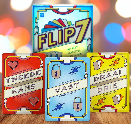 Doos van het spel Flip 7 met op de achtergrond bokehlichten. Op de voorgrond liggen een rode 'TWEEDE KANS', blauwe 'VAST' en gele 'DRAAI DRIE' kaart.