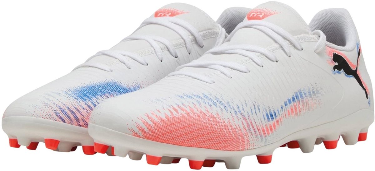 Puma Future 8 Play MG voetbalschoenen in wit met roze en blauwe accenten, vetersluiting en LYCRA® slip-on tong.