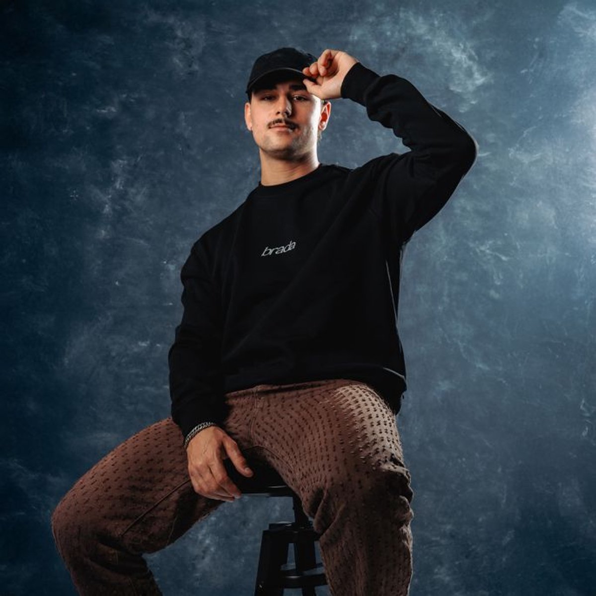Brada Trui Zwart met Tekst – Unisex Sweater – Maat S – 100% Katoen – Comfortabele Pasvorm