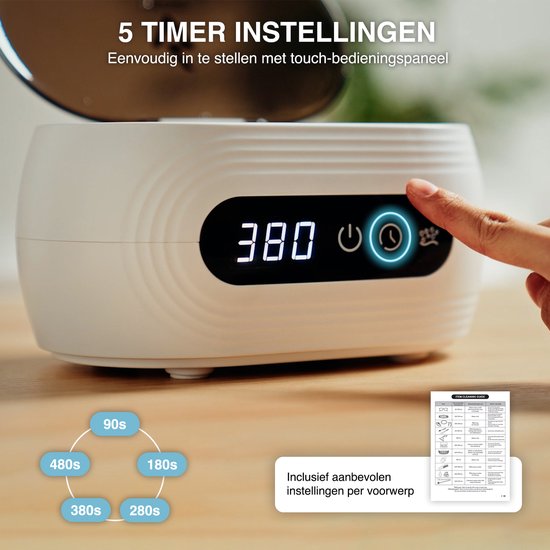 Witte ultrasone reiniger met digitaal display, met een hand die een knop indrukt en timer instellingen.