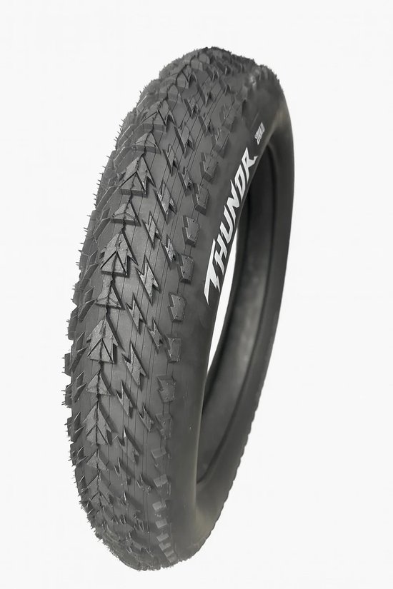 Zwarte dikke fietsband met "THUNOR" tekst en een scherp, geometrisch profiel.