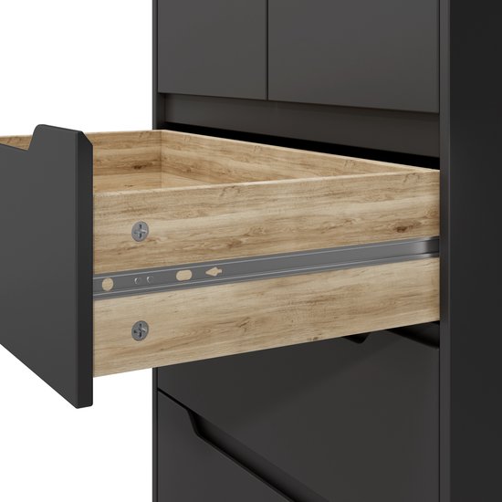 Gros plan de l'intérieur en bois d'un tiroir ouvert d'une commode noire.