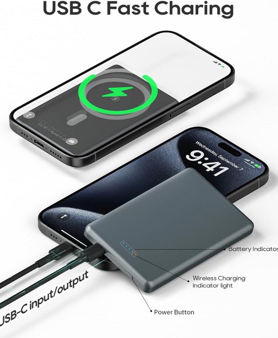 Grijze powerbank met USB-C-kabel aangesloten op telefoon. Bevat batterij-indicatoren.