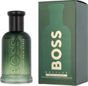 Hugo Boss Bottled Bold Citrus Eau de Parfum 50 ml fles en groen doosje met gouden letters op een zandlandschap.