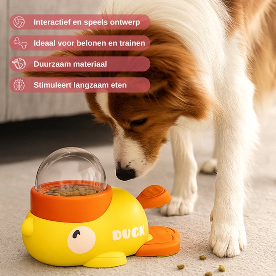 Golden retriever snuffelt aan geel eend speelgoed met oranje dop en brokjes. Tekst 'DUCK' zichtbaar.