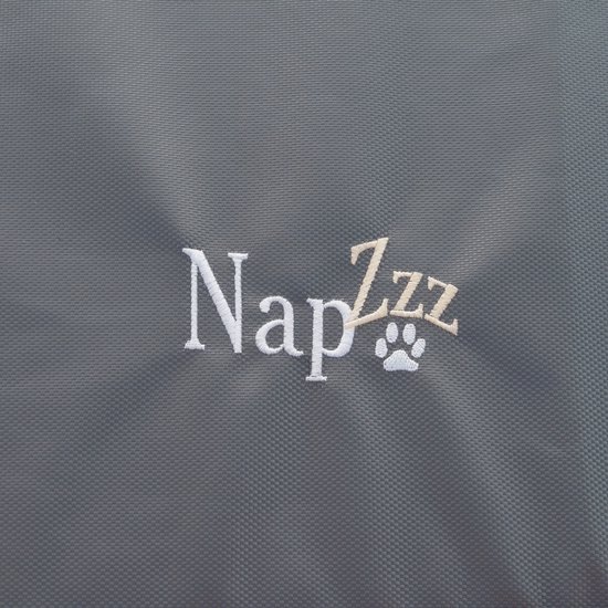 Gedetailleerd NapZZZ logo met pootafdruk op grijs textiel.