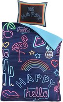 Een donkerblauw dekbed en kussensloop met neonprints van cactussen, flamingo's, ananassen, de tekst "hello", "happy" en "Be Happy".