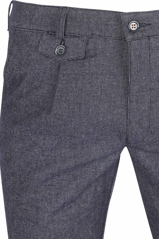 Sluiting met knoop en dubbele tailleband, aan de voorkant van de donkerblauwe chino broek.