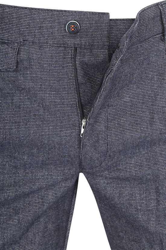 Sluiting met knoop en rits aan de voorkant van de donkerblauwe chino broek, met gedetailleerde weving.