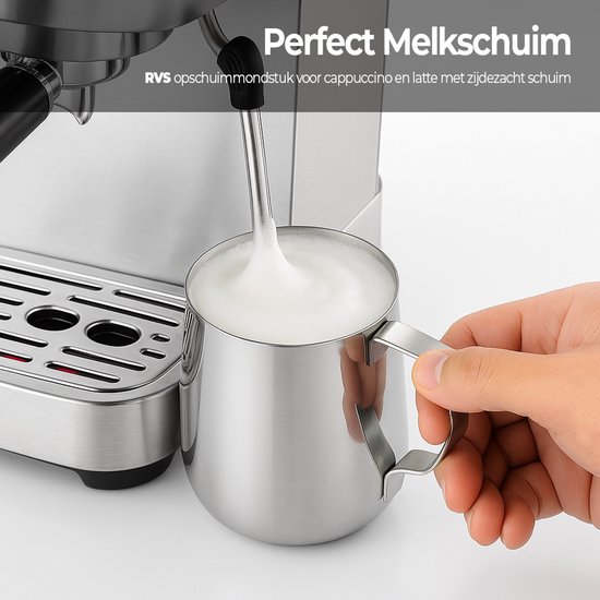 Zilverkleurige espressomachine met 'Perfect Melkschuim' tekst en stoompijpje.
