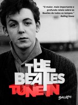 Paul McCartney op de voorkant van het boek 'The Beatles Tune In', met de tekst "De grootste, belangrijkste en diepgaandste verslag over The Beatles aller tijden."