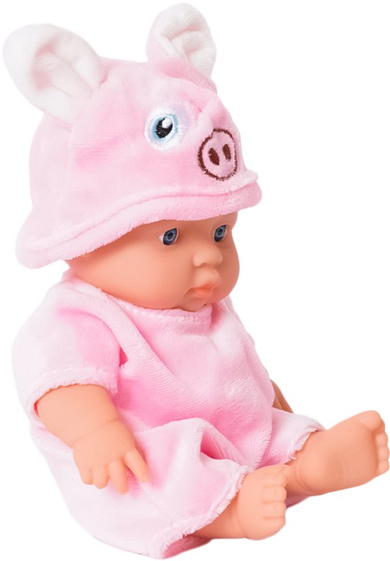 Babypop in een roze varkenspakje met capuchon en oortjes, zittend, zijwaarts.