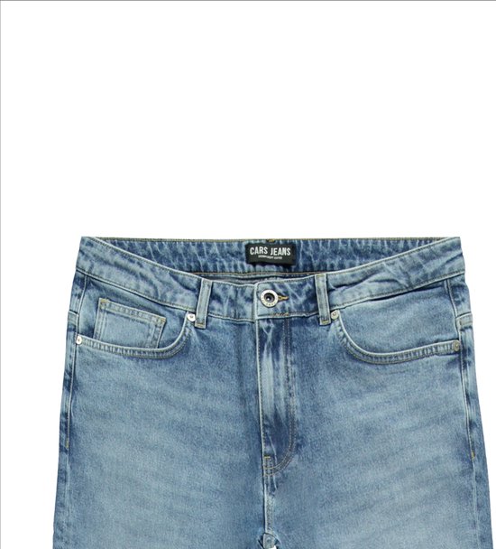 Détail de la ceinture d'un jean bleu. Avec étiquette 'Cars Jeans' et fermeture boutonnée.