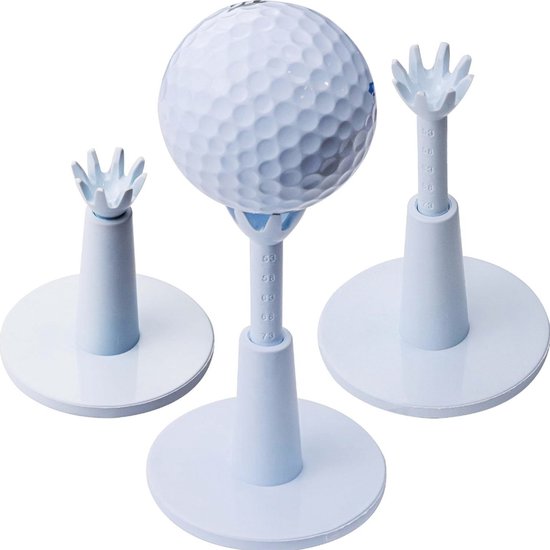 Drie witte golf tees met golfballen erop, één in het midden is hoger.