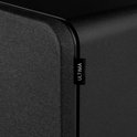 Close-up van de zwarte textielafwerking van een speaker met merklabel 'ULTIMA'.