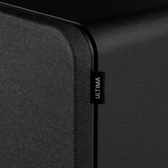 Close-up van de zwarte textielafwerking van een speaker met merklabel 'ULTIMA'.