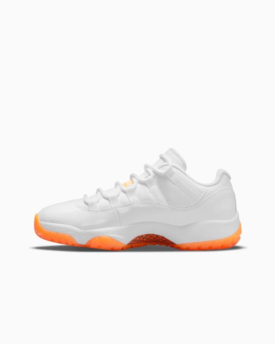 Witte lage Nike Air Jordan 11 sneaker met oranje doorschijnende buitenzool.
