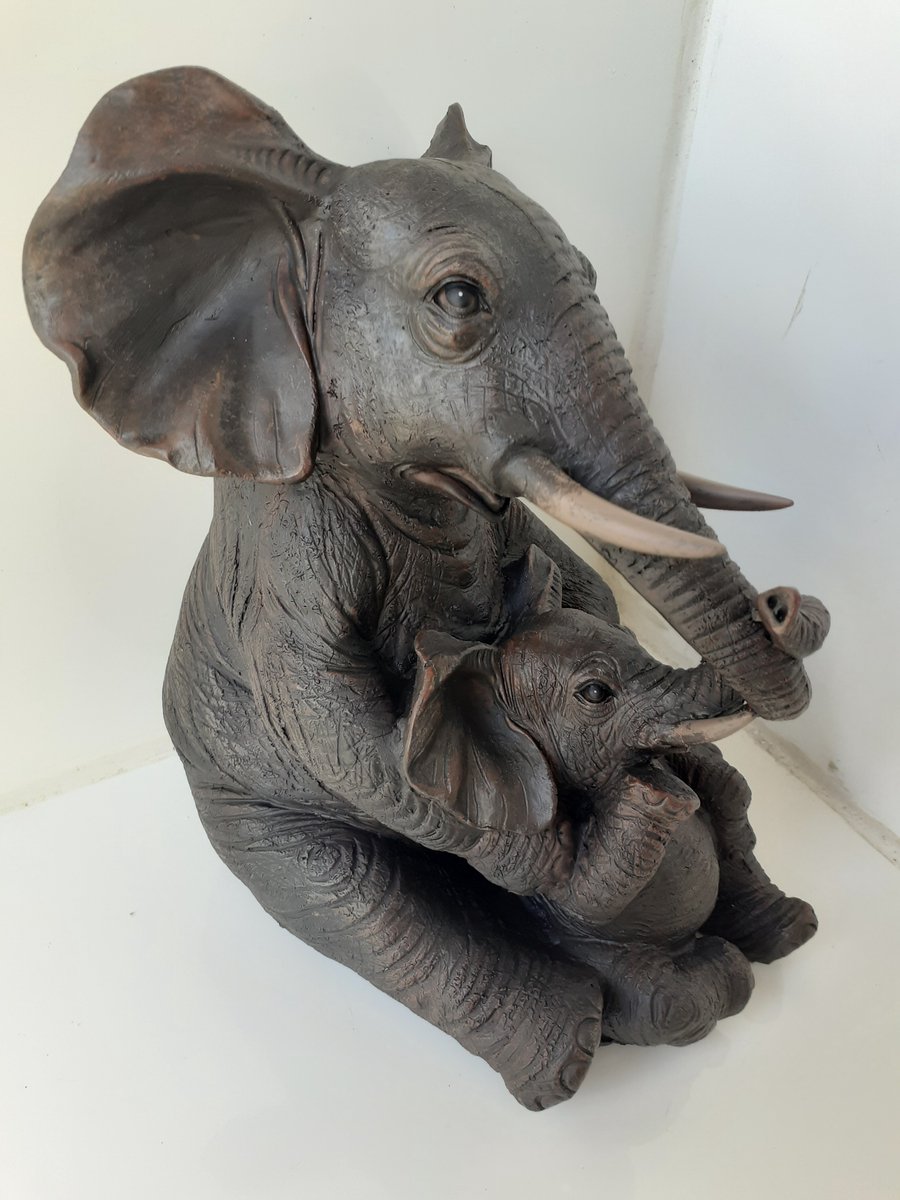 Olifanten beeld olifant zittend met baby voor zich 22 x 20 x 20 cm