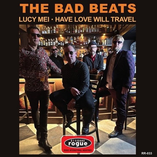 The Bad Beats - Lucy Mei. Vijf mannen poseren achter een bar met flessen. Tekst: The Bad Beats, Lucy Mei, Have Love Will Travel.
