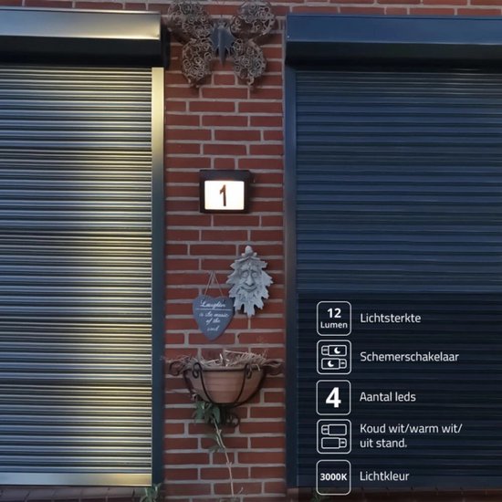 Huisnummer '1' met licht, tussen rolluiken. Toont specificaties: 12 lumen, schemerschakelaar, 4 LED's, 3000K.